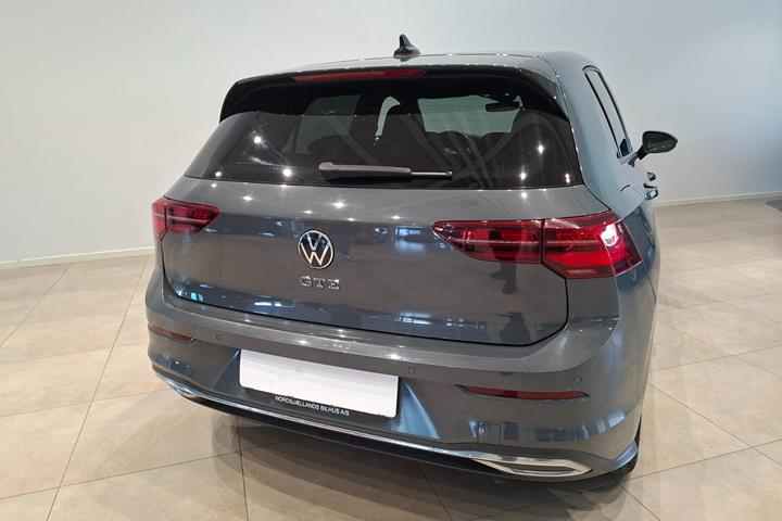 Grå VW Golf VIII fra 2021