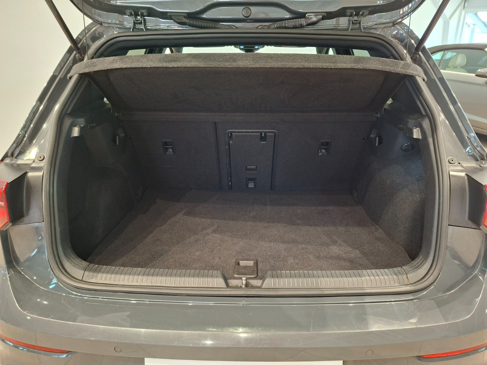 Grå VW Golf VIII fra 2021