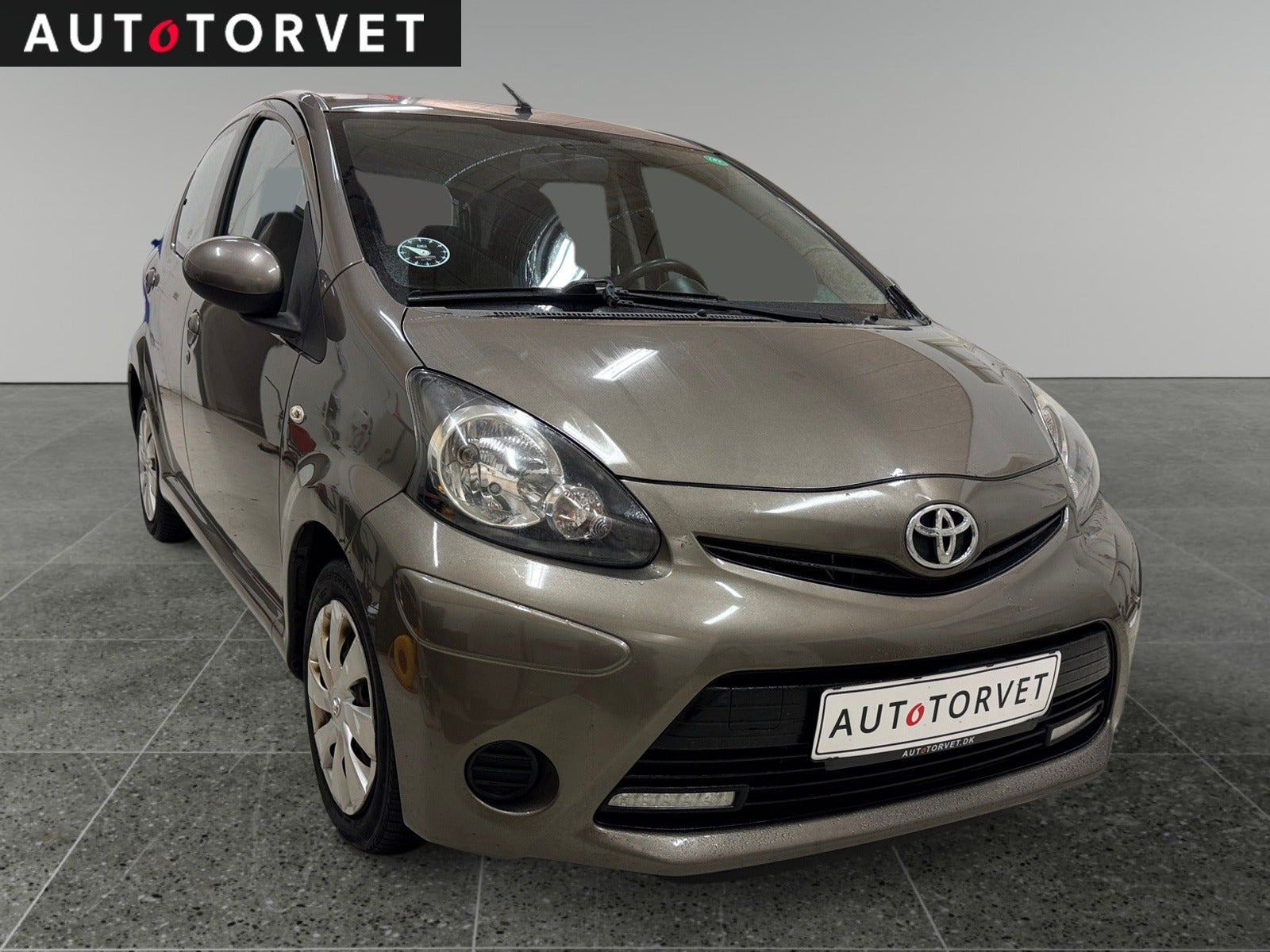 Brun Toyota Aygo fra 2013