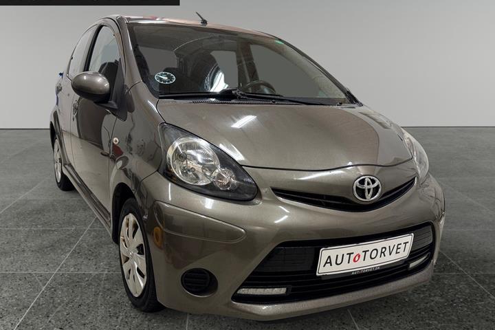 Brun Toyota Aygo fra 2013