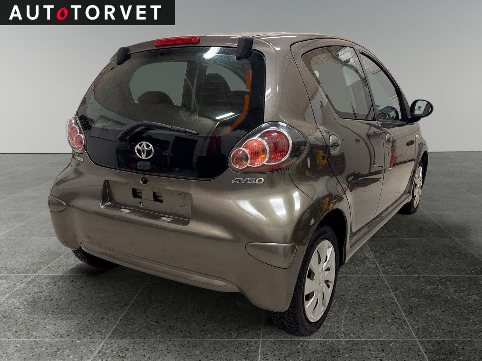 Brun Toyota Aygo fra 2013