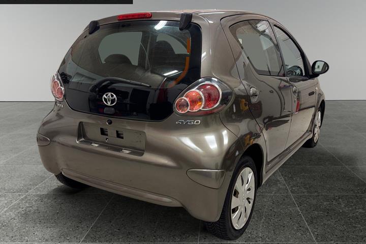 Brun Toyota Aygo fra 2013