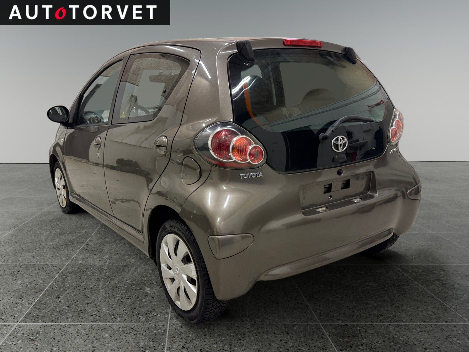Brun Toyota Aygo fra 2013