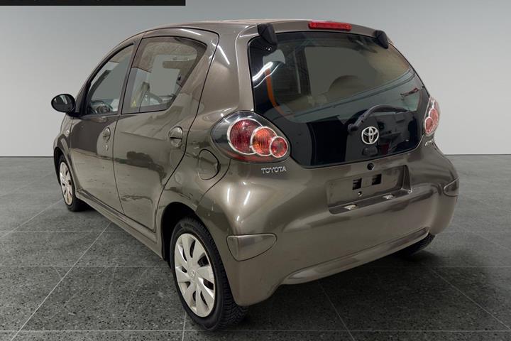 Brun Toyota Aygo fra 2013