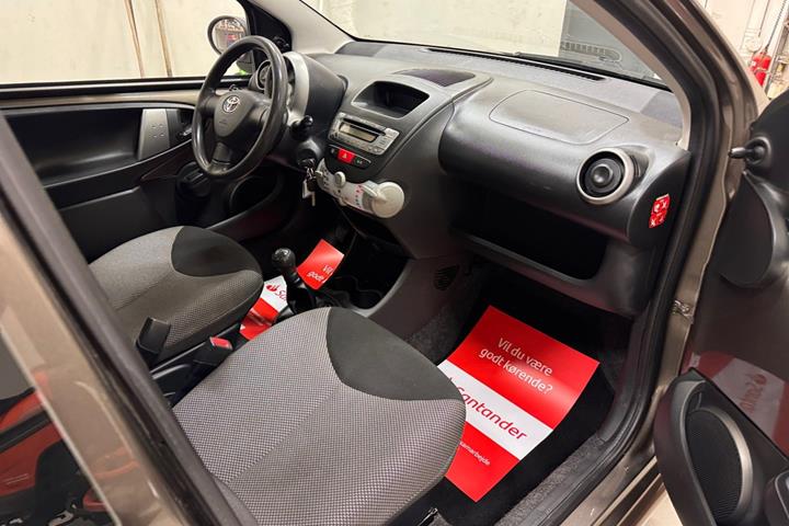 Brun Toyota Aygo fra 2013