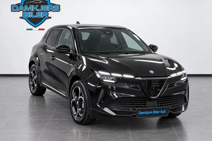 Sort Alfa Romeo Junior fra 2025
