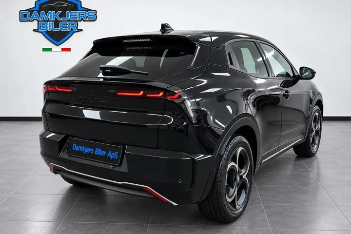 Sort Alfa Romeo Junior fra 2025