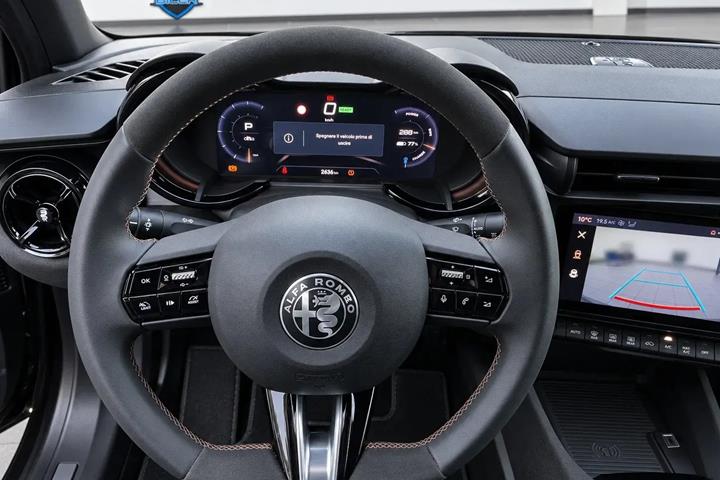 Sort Alfa Romeo Junior fra 2025