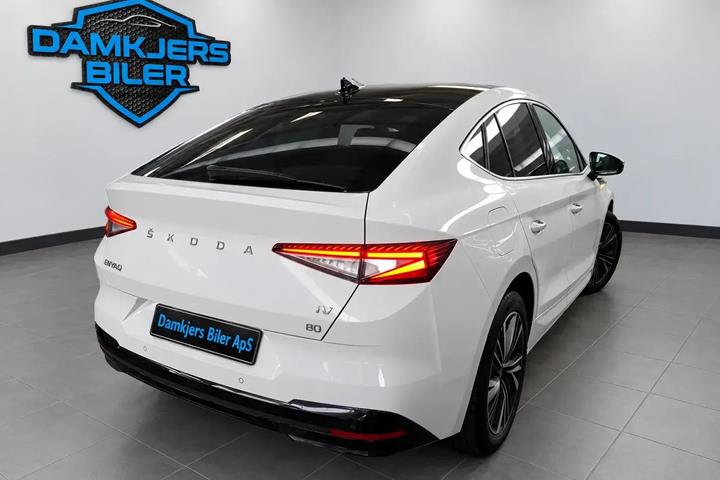 Hvid Skoda Enyaq fra 2023