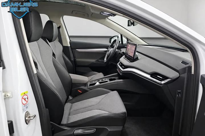 Hvid Skoda Enyaq fra 2023