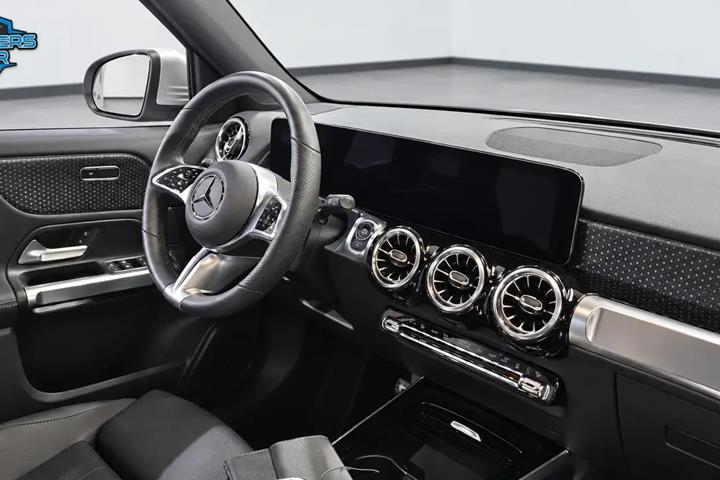 Sølv Mercedes EQB250+ fra 2025