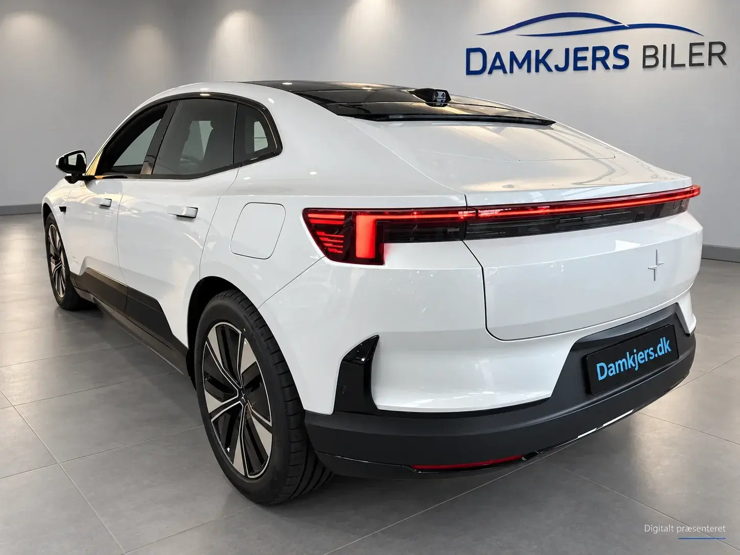 Sort Polestar 4 fra 2026