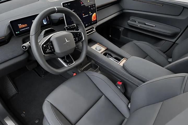 Sort Polestar 4 fra 2026