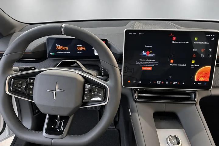Sort Polestar 4 fra 2026