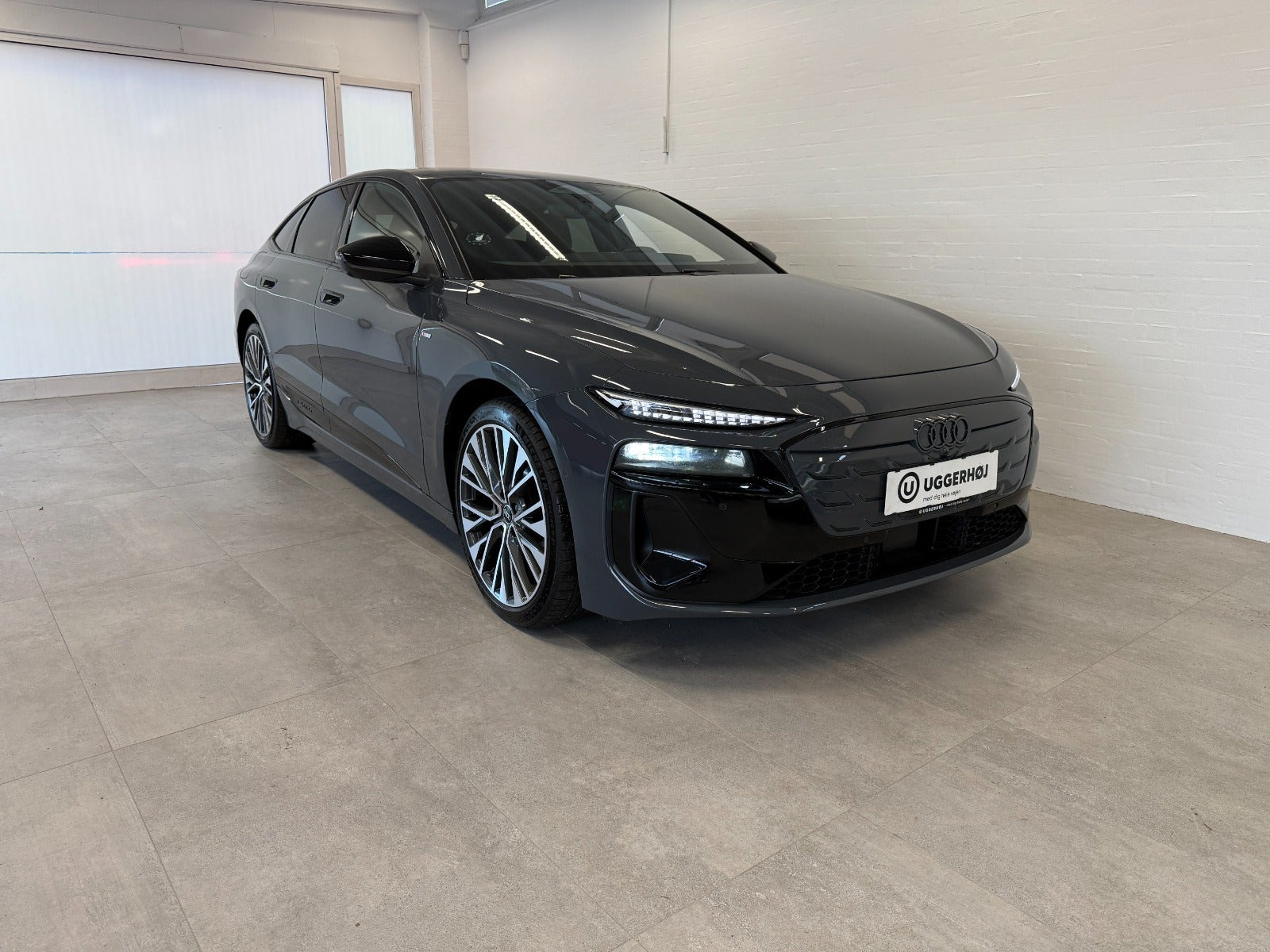 Grå Audi A6 e-tron fra 2025