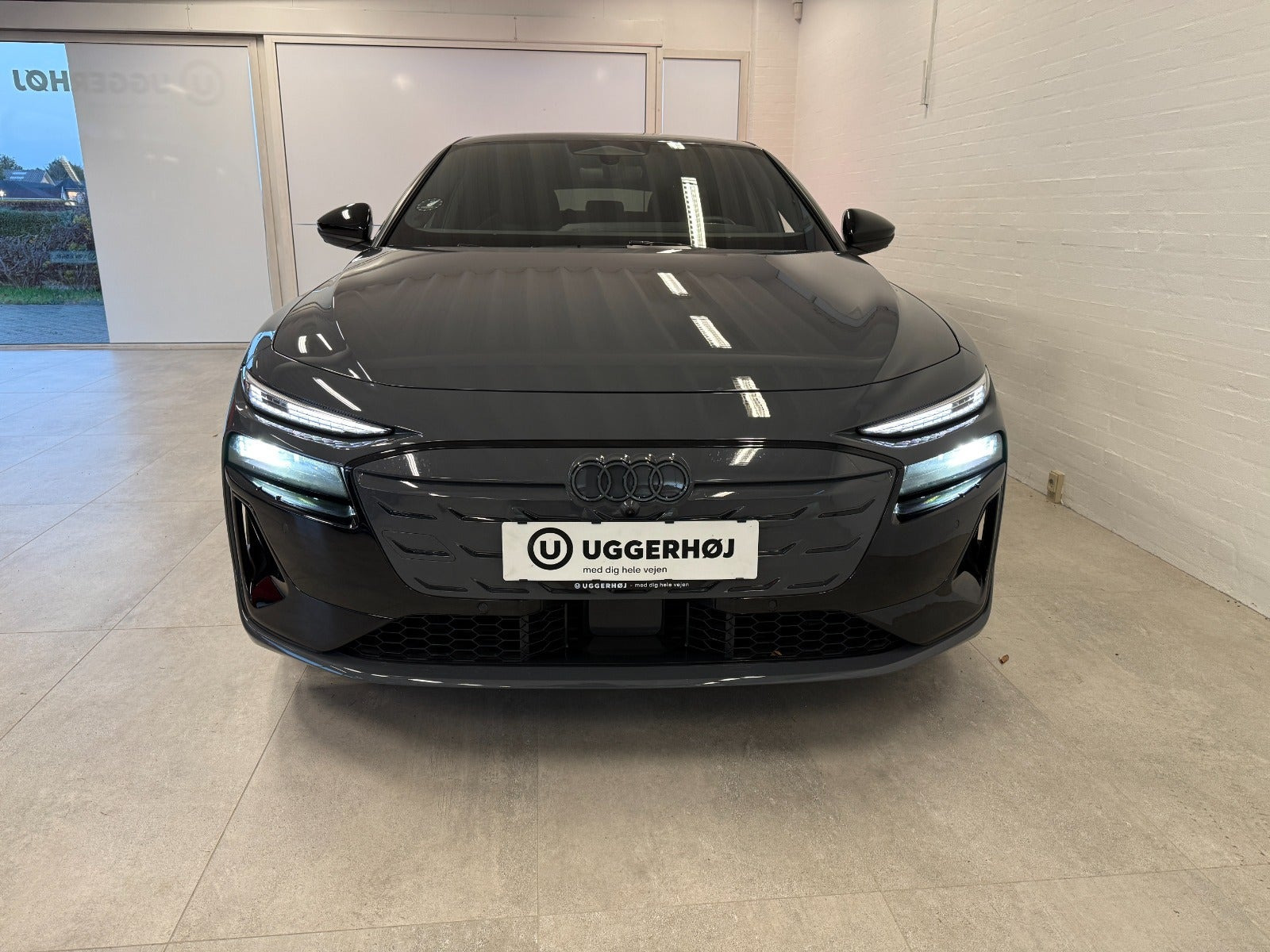 Grå Audi A6 e-tron fra 2025