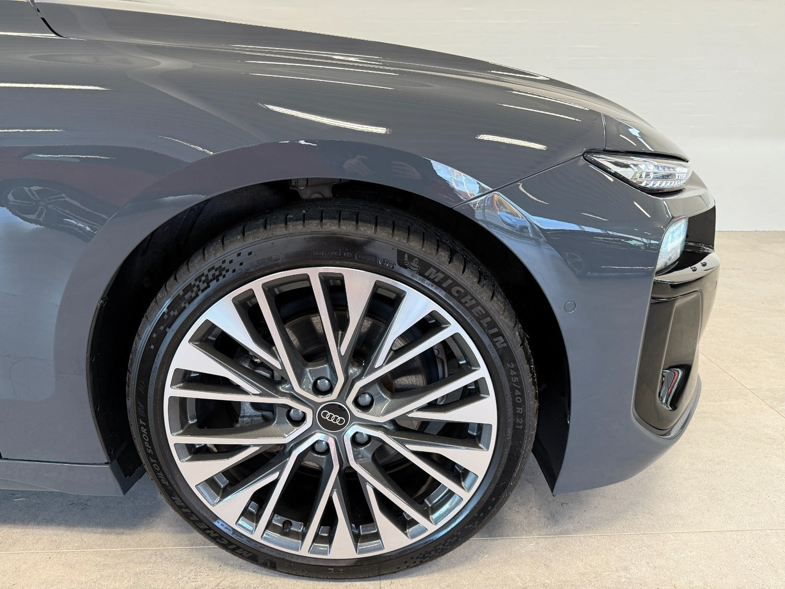 Grå Audi A6 e-tron fra 2025