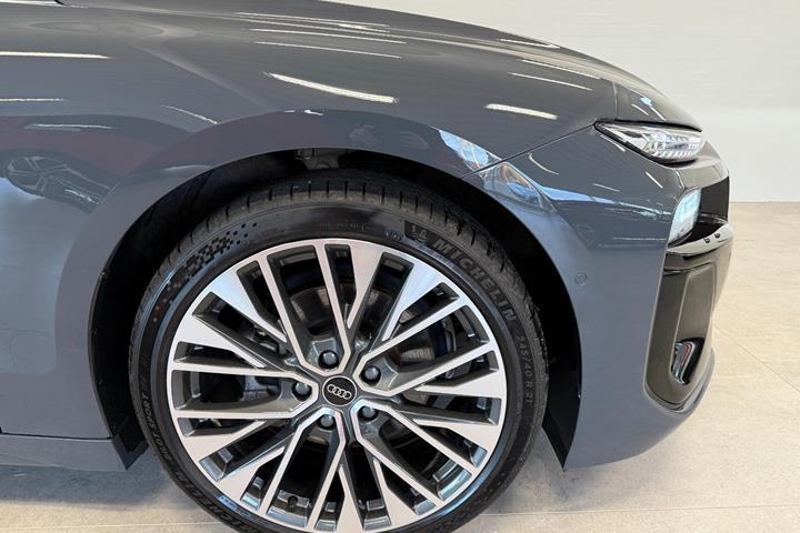 Grå Audi A6 e-tron fra 2025