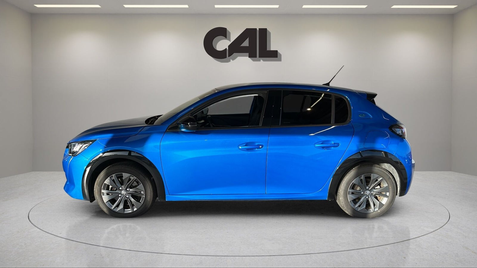 Blå Peugeot e-208 fra 2023