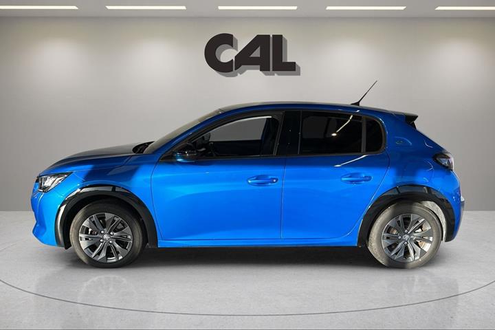Blå Peugeot e-208 fra 2023