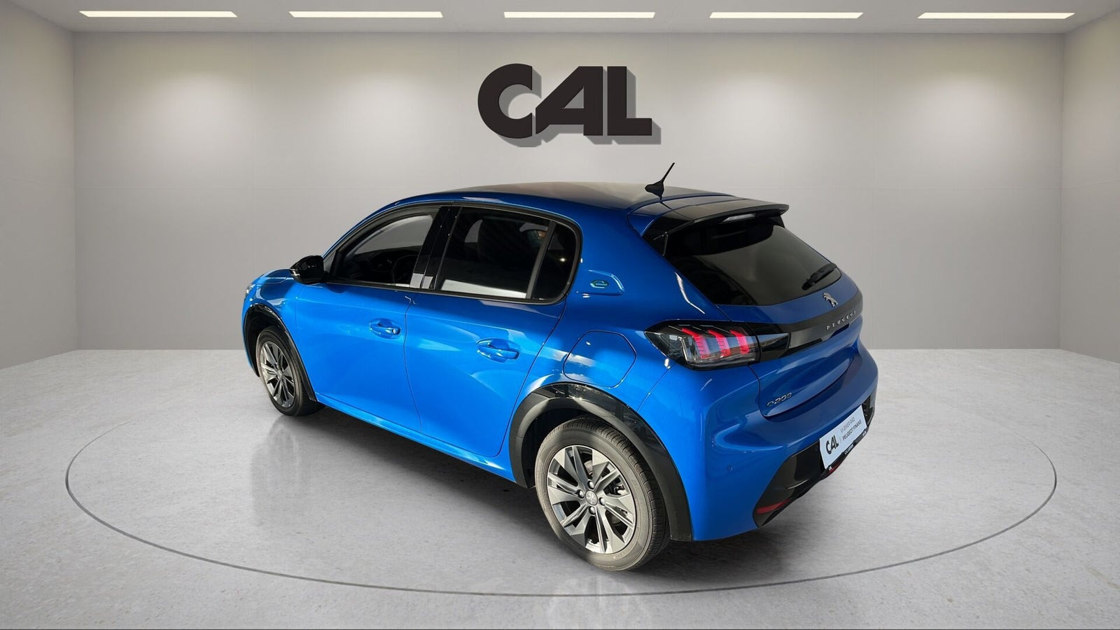 Blå Peugeot e-208 fra 2023