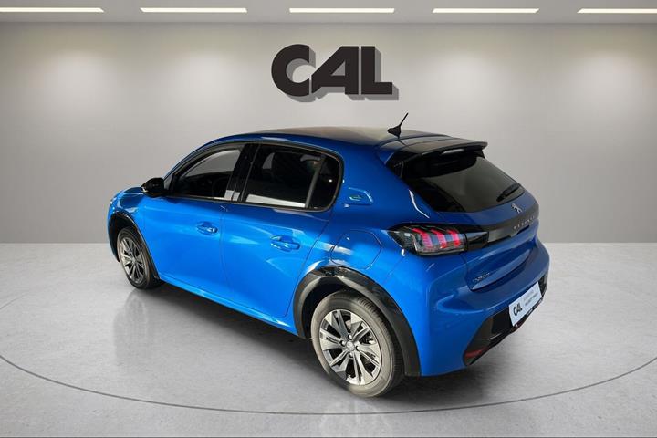 Blå Peugeot e-208 fra 2023