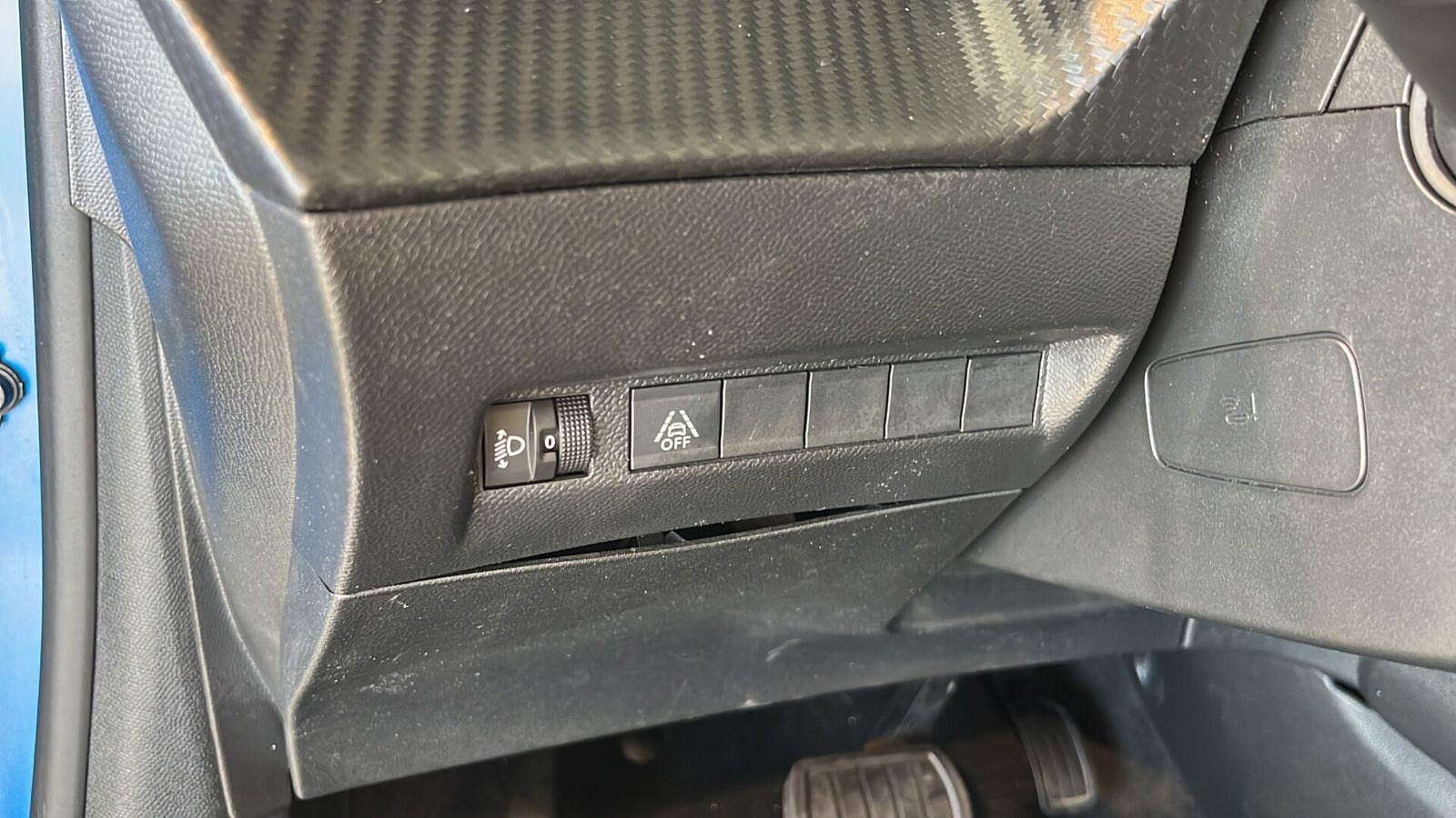 Blå Peugeot e-208 fra 2023
