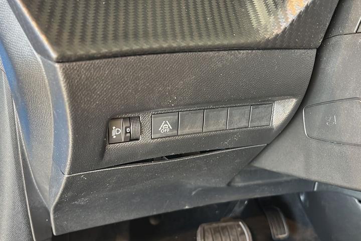 Blå Peugeot e-208 fra 2023
