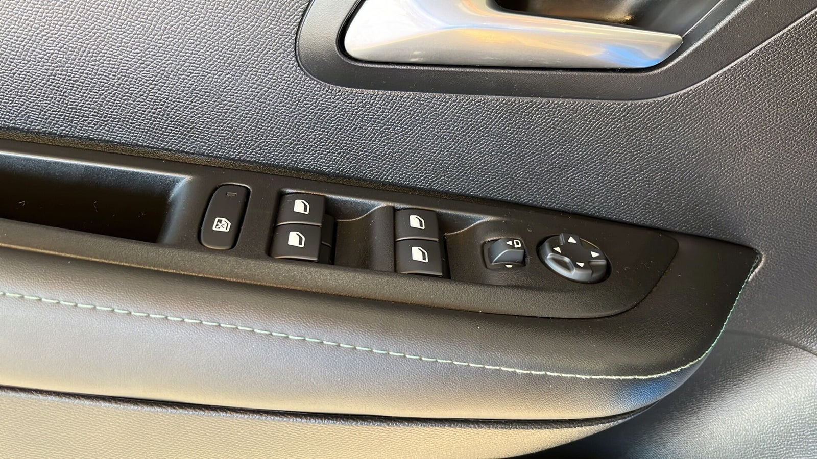 Blå Peugeot e-208 fra 2023