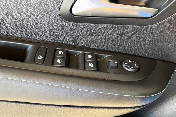 Blå Peugeot e-208 fra 2023