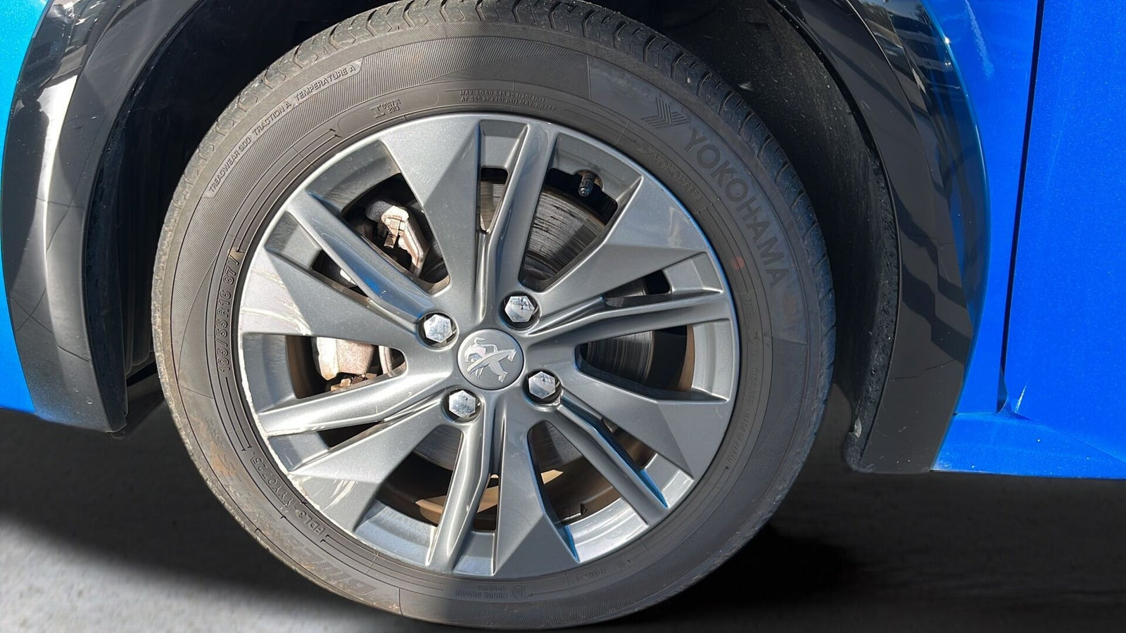 Blå Peugeot e-208 fra 2023