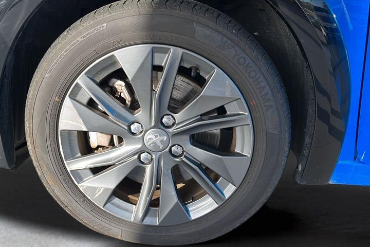 Blå Peugeot e-208 fra 2023