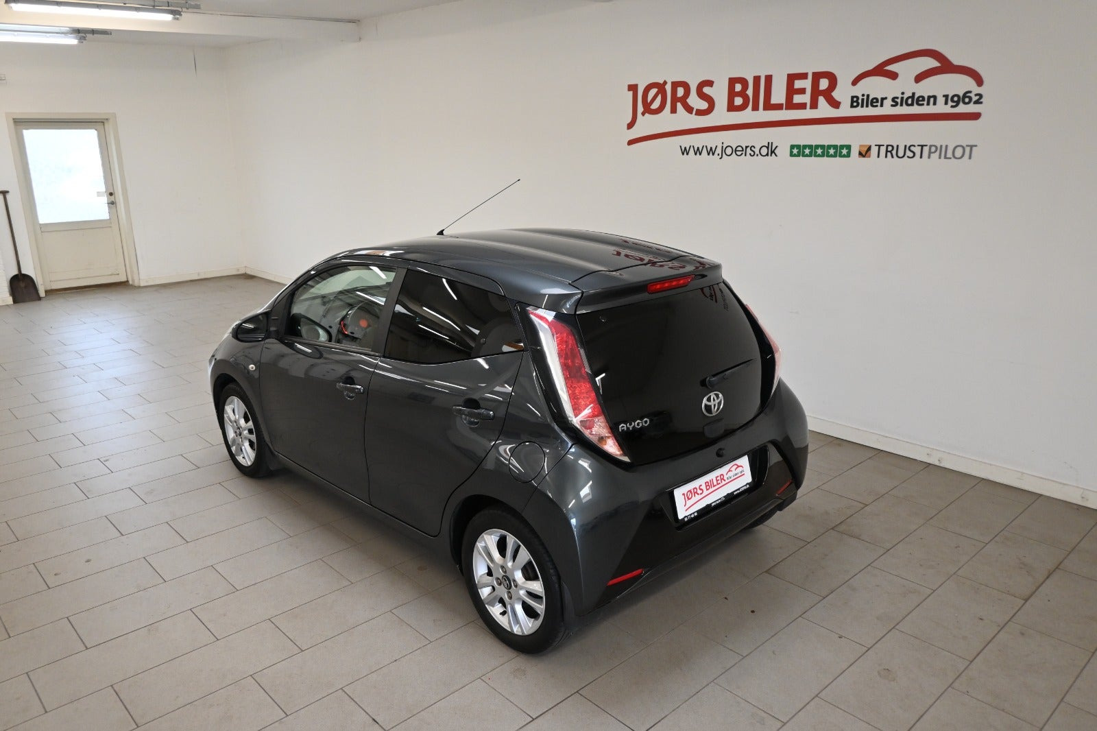 Grå Toyota Aygo fra 2018