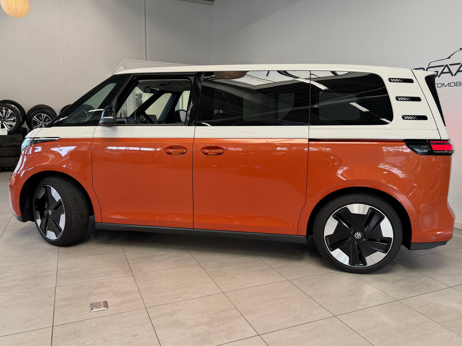 Orange VW ID.Buzz fra 2024