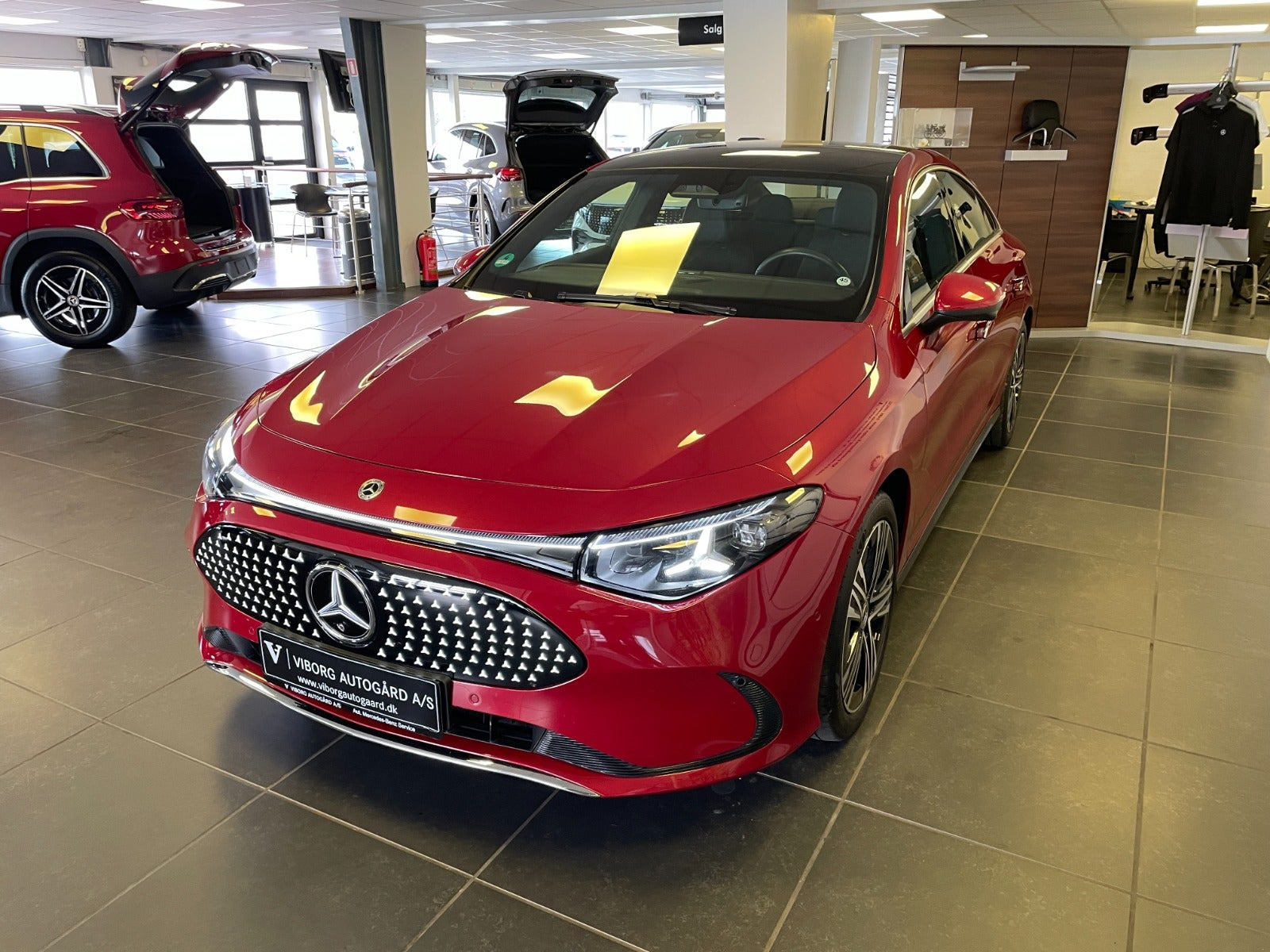 Rød Mercedes CLA250+ fra 2025