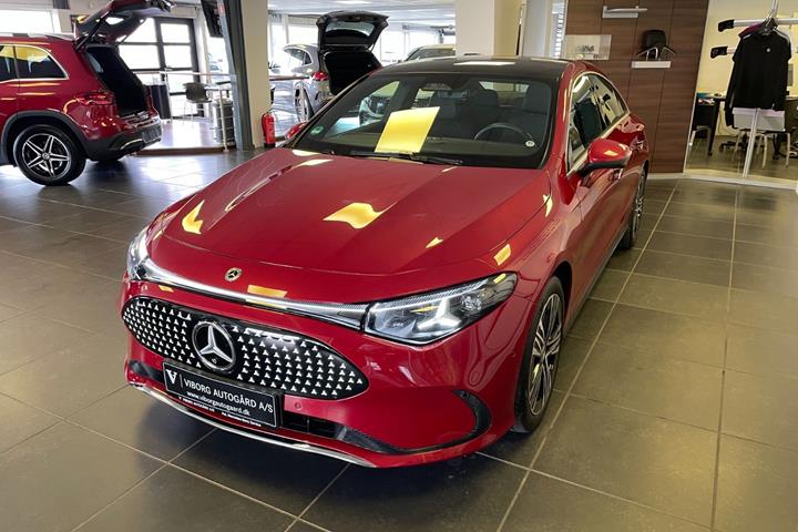Rød Mercedes CLA250+ fra 2025