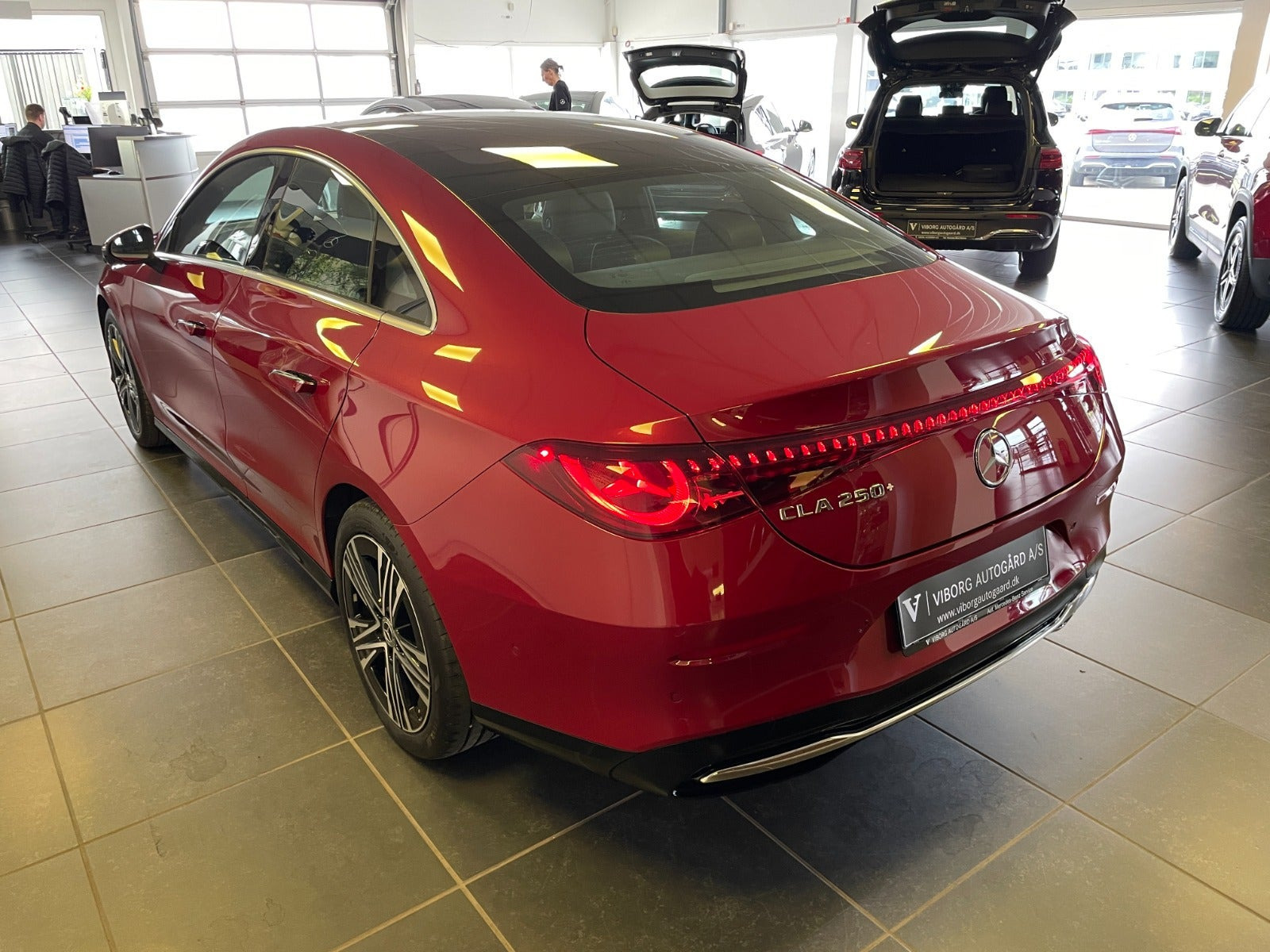 Rød Mercedes CLA250+ fra 2025