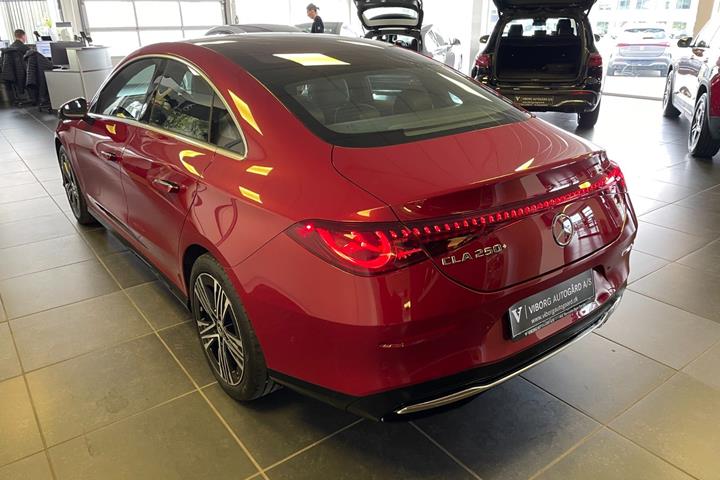 Rød Mercedes CLA250+ fra 2025