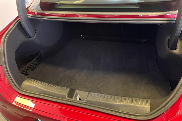 Rød Mercedes CLA250+ fra 2025