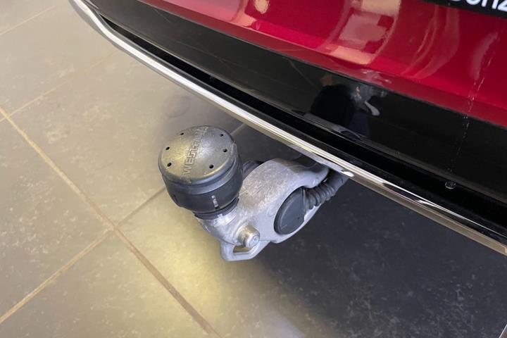 Rød Mercedes CLA250+ fra 2025