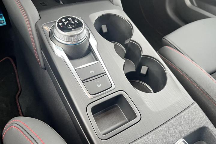 Hvid Ford Kuga fra 2024