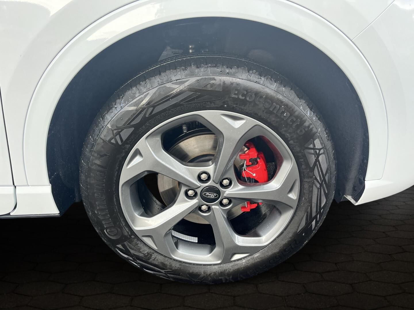 Hvid Ford Kuga fra 2025