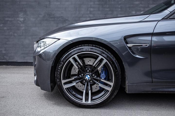 Grå BMW M4 fra 2016