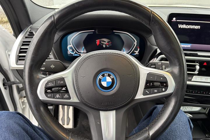 Hvid BMW iX3 fra 2023