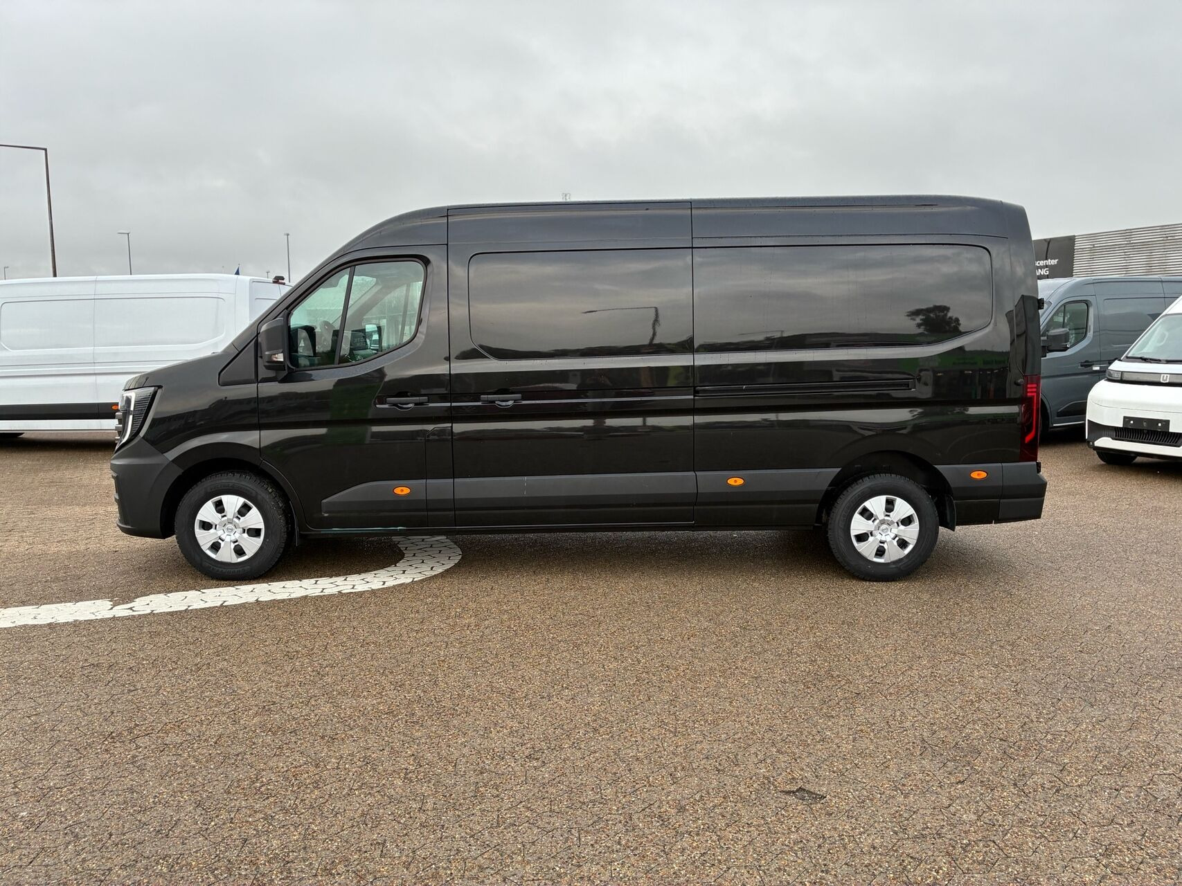 Sort Nissan Interstar fra 2025