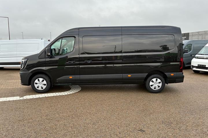 Sort Nissan Interstar fra 2025
