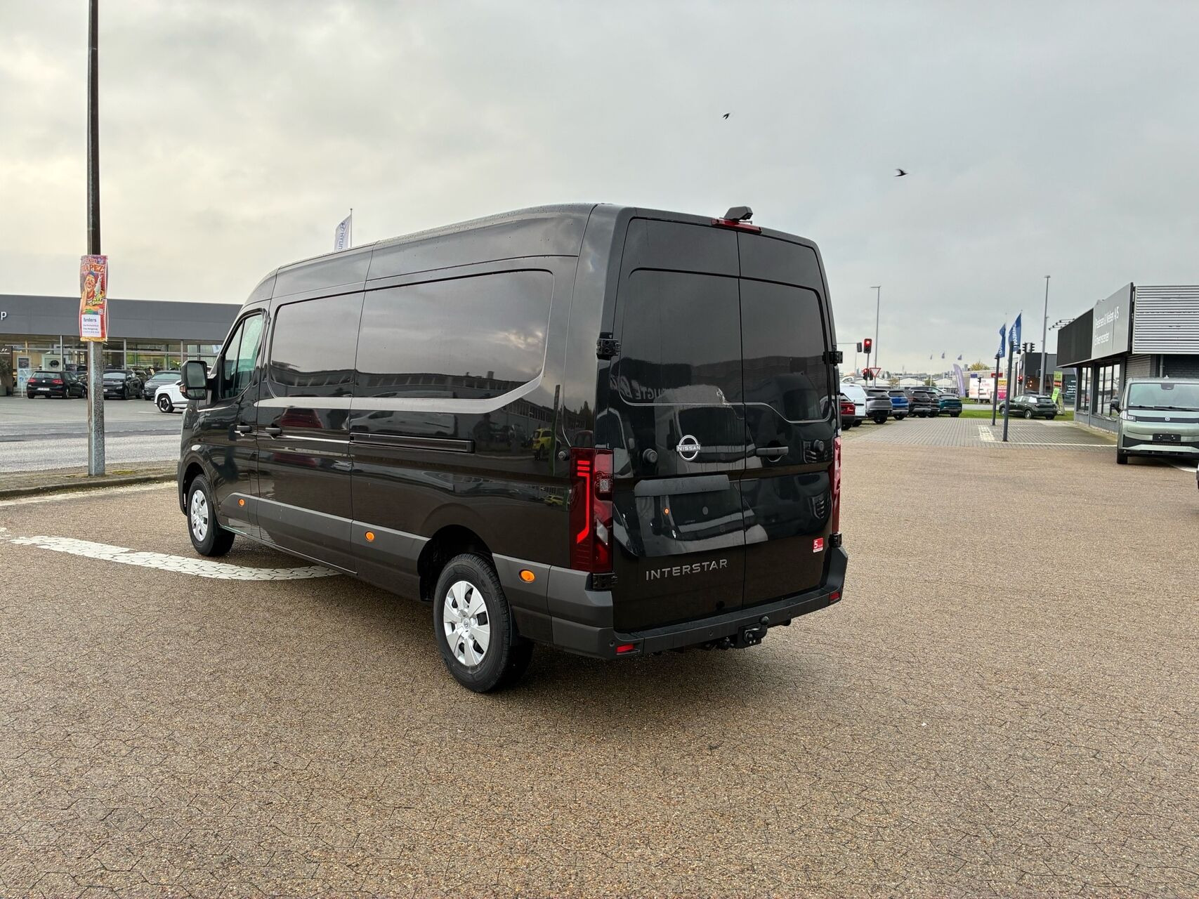 Sort Nissan Interstar fra 2025