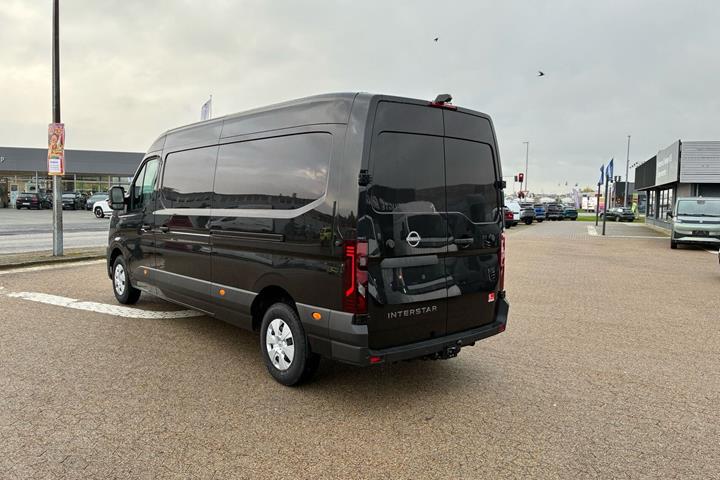 Sort Nissan Interstar fra 2025