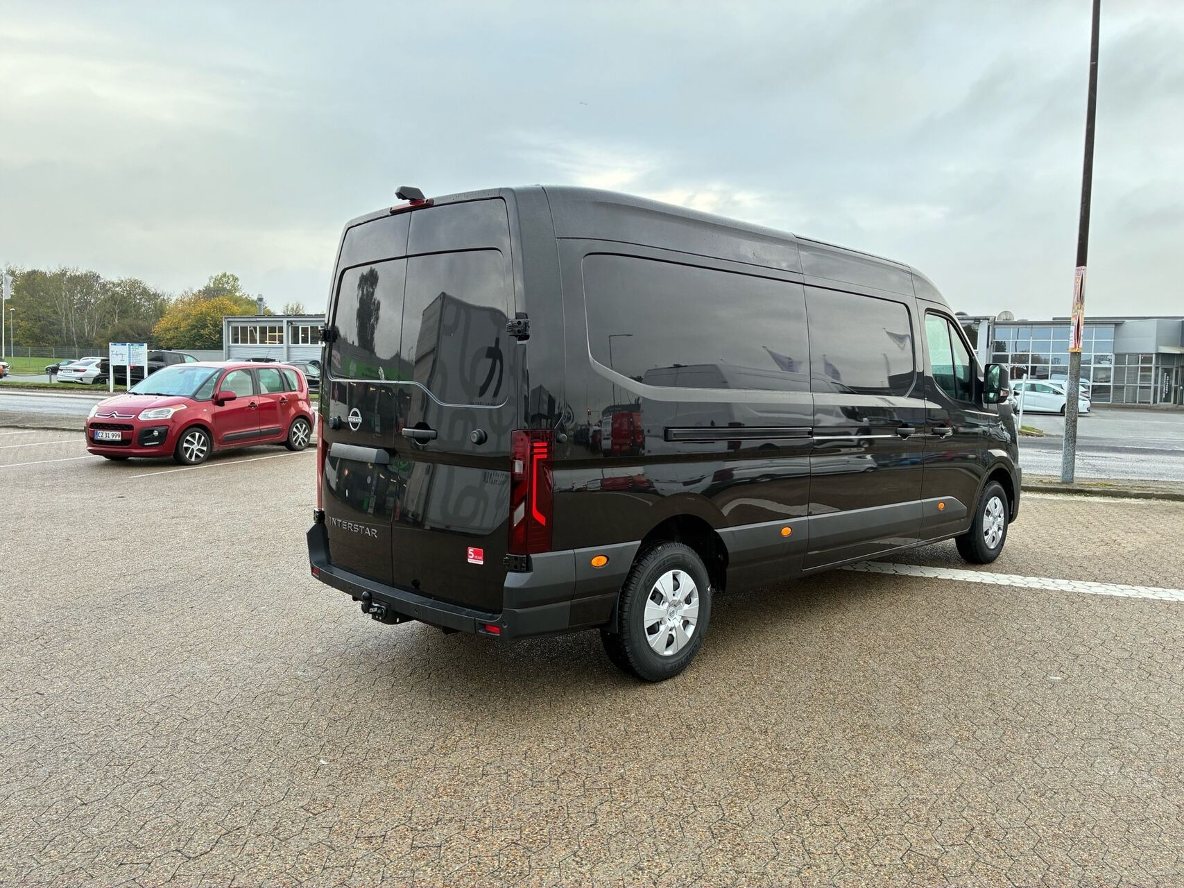 Sort Nissan Interstar fra 2025