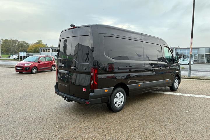 Sort Nissan Interstar fra 2025